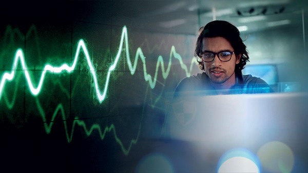 Ingegnere al lavoro con sovrapposizione di grafico di analisi dei dati