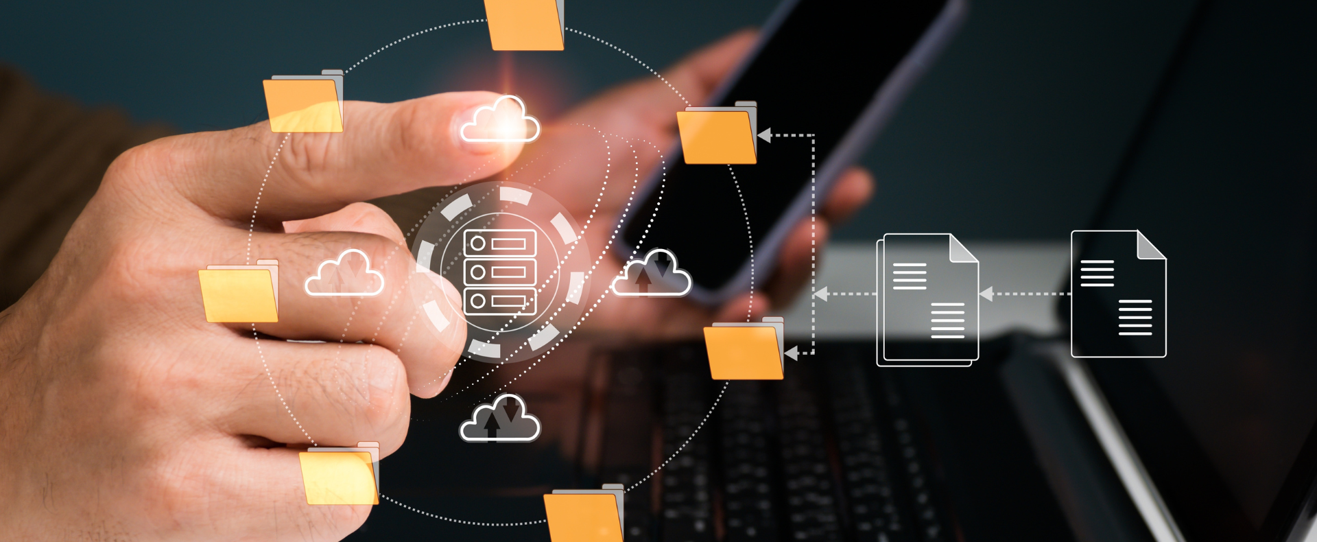 Mani interagiscono con icone digitali di cloud e documenti su laptop e smartphone.