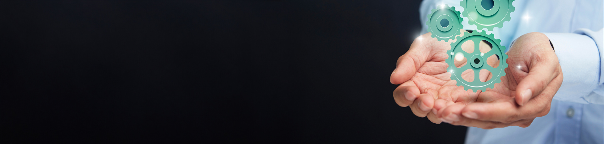 Mani che sostengono la riproduzione 3D di tre ingranaggi