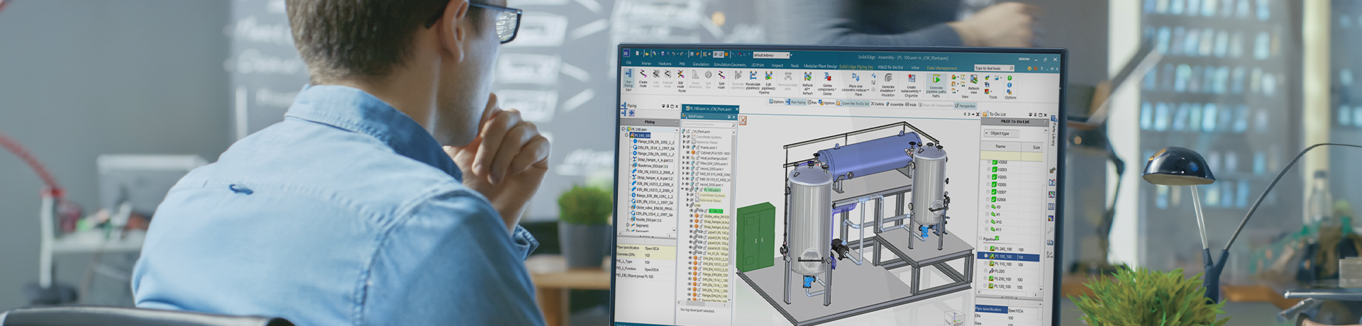 Progettista che lavora al computer sulle tubazioni di un impianto in 3D