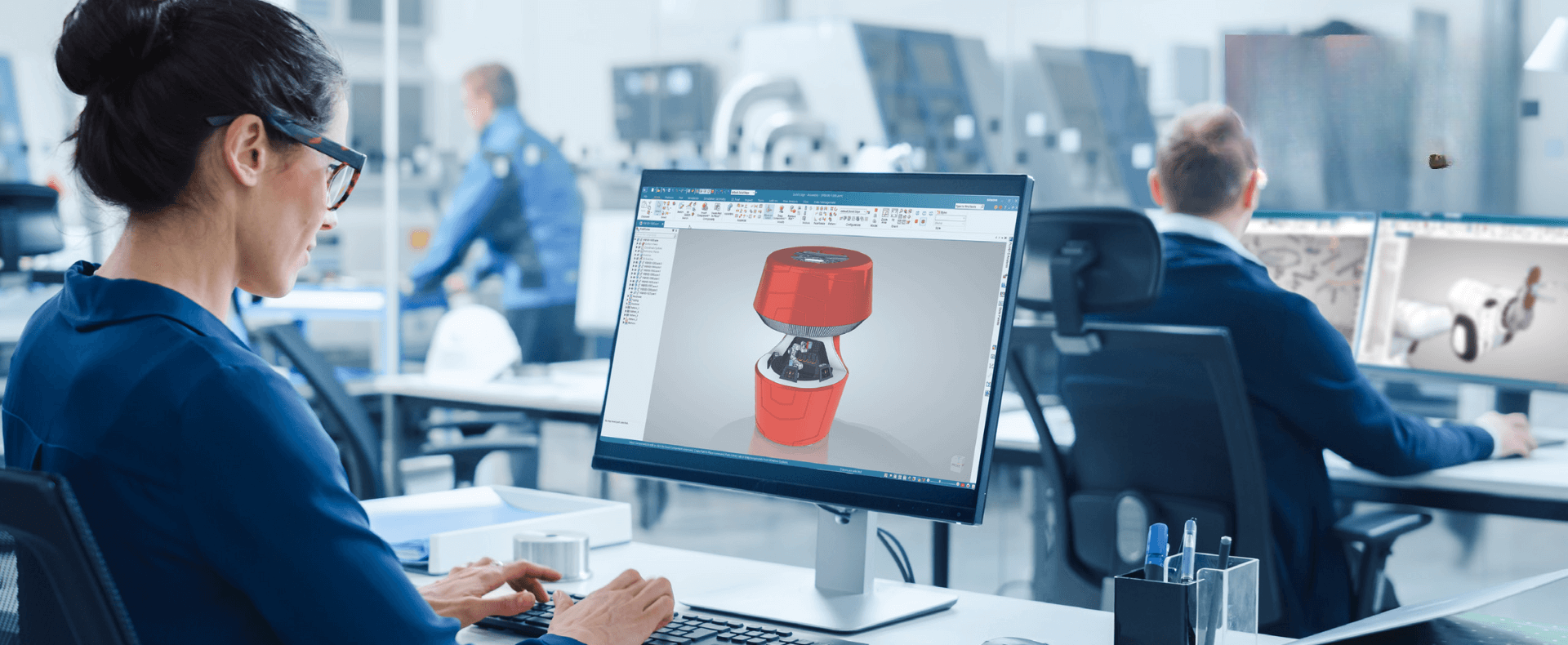 ngegneri che lavorano su progetti CAD in un ambiente di ufficio tecnico