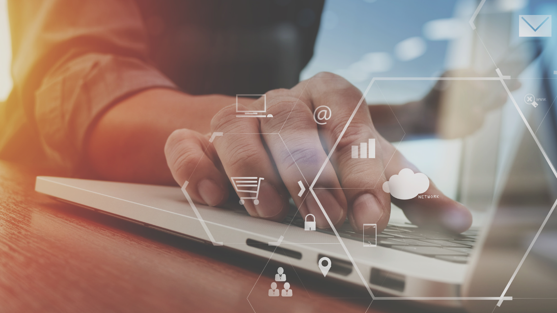  Mano che utilizza un laptop con icone digitali sovrapposte, rappresentanti la connettività e il cloud computing