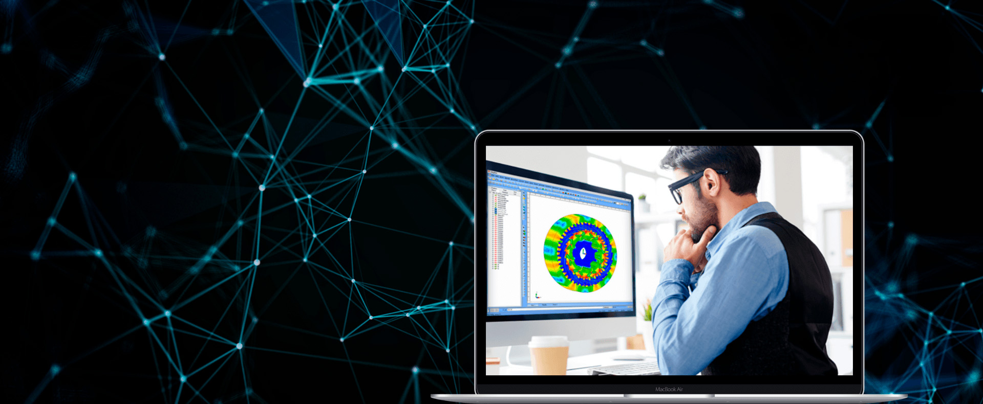 Professionista concentrato sullo schermo di un computer, impegnato nell'analisi di un modello 3D complesso