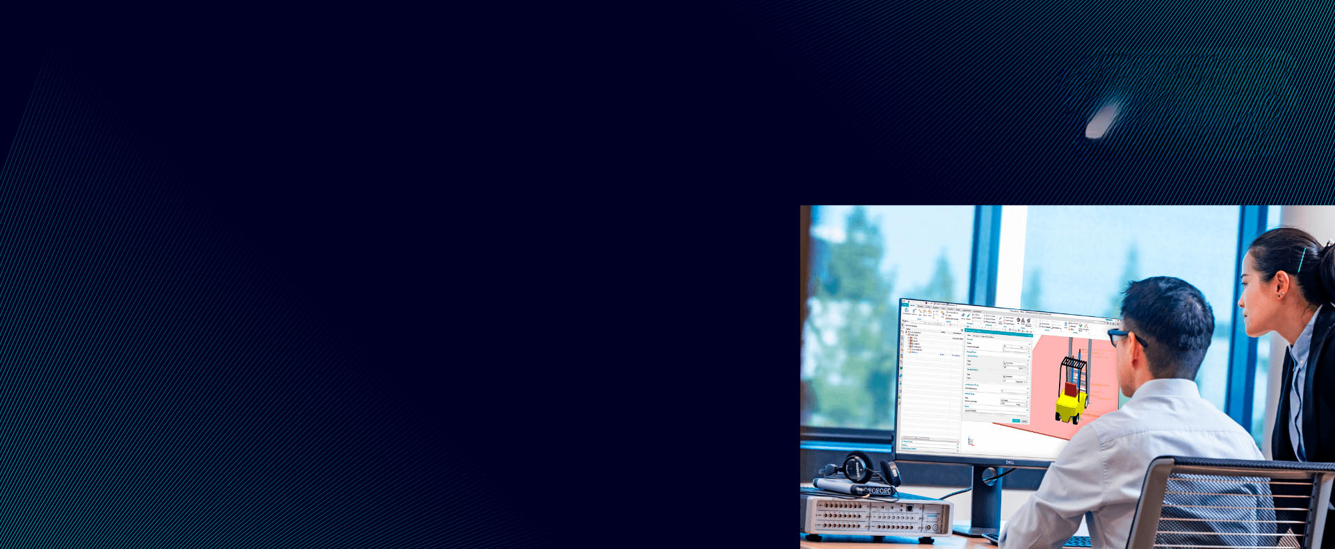 Due colleghi concentrati sullo schermo di un computer, discutendo un progetto di design industriale
