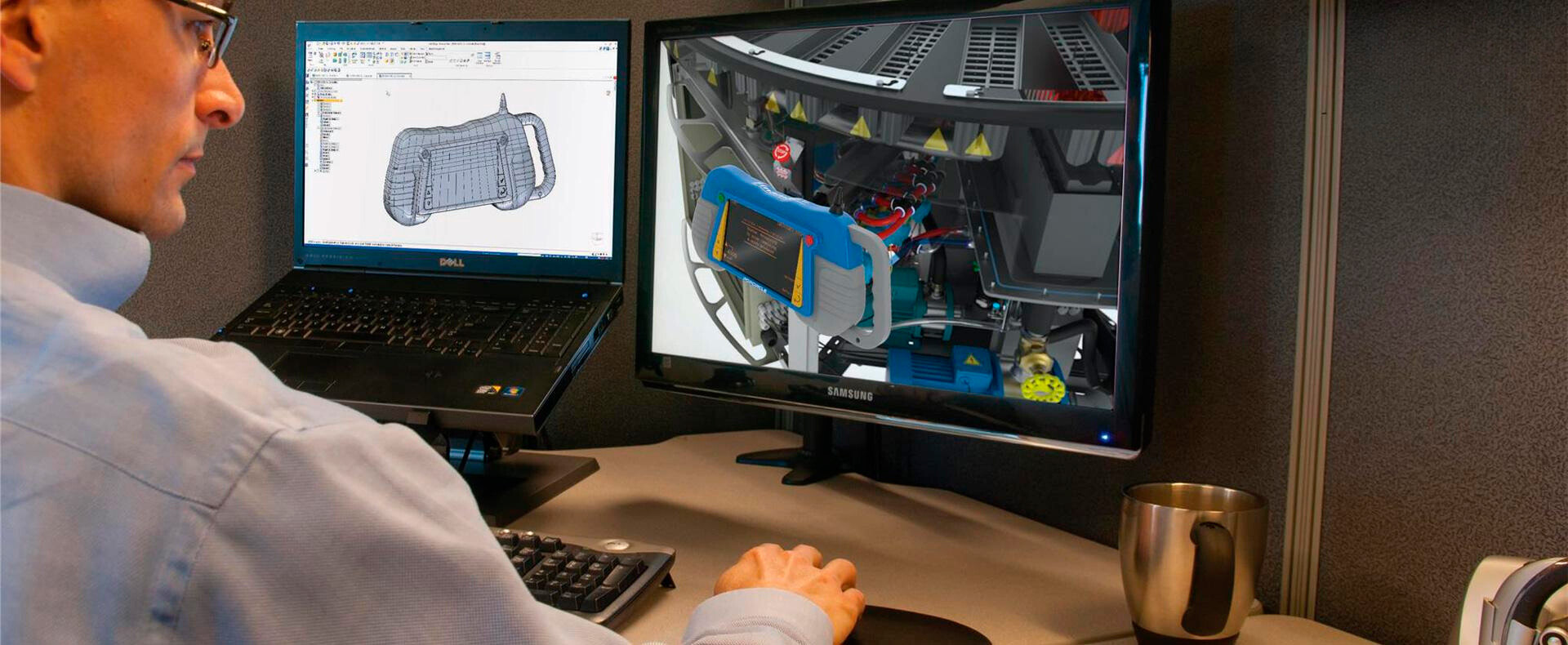 Un ingegnere utilizza un software CAD per progettare un nuovo prodotto, visualizzando il modello 3D su due monitor